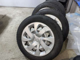 【スタッドレスタイヤ】BRIDGESTONE製スタッドレスタイヤとホイールセットを確認できます。冬季用タイヤが用意されている点も便利です。