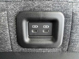 後部座席からもスマホやタブレットの充電ができます。
