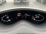視認性の高いメータークラスターで、運転情報を的確に把握できます。デジタル表示とアナログ表示を組み合わせたデザインは、ドライバーに安心感を与えます。