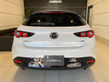 MAZDA3のリアビューは「余白の美」をテーマにした流麗で彫刻的なデザインが特徴です。光の反射を利用して表情を生み出す「魂動デザイン」が色濃く反映されています。