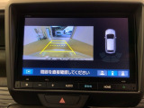 リバースギアに入れるだけで後方の表示へ切り替わります。夜間や雨の日の駐車も楽になりますよ。