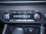 【オートエアコン】設定した温度になるように車が自動で風量や吹き出し口、冷暖房の強さを調整してくれるエアコンです。一度温度を設定すれば、自動で快適な室温を保ってくれるので運転に集中しやすいですよ♪