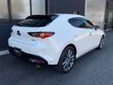MAZDA3のリアビューは、無駄なキャラクターラインを徹底的に排除し、美しい曲面と光の反射だけで豊かな表情を生み出す「魂動デザイン」の深化が特徴です
