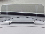 必要な情報を投影するヘッドアップディスプレイ(運転席前のガラス等に車速やナビ情報を投影する機能)。視線移動を抑え、速度やナビのルート案内、安全警告を直感的に確認。長距離運転でも疲れません。
