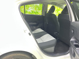 後席もゆったりと広々。長距離移動でも疲れにくい快適な空間です。同乗者もリラックスして過ごせるでしょう。