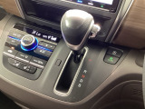 インパネシフトを採用しているので、前席の足元も広々としています。運転席と助手席の行き来もスムーズです!