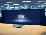 【12.3インチマツダコネクト】車内の雰囲気にマッチした大型ディスプレイ。スマホ接続でのナビ使用やBluetooth再生等、様々な機能が楽しめます。直感的なダイヤル操作が可能で、使い勝手も良好です。