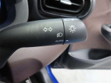 スイッチをオートに設定しておけば、車外の明るさに応じて自動的にヘッドランプを点灯・消灯します。夕暮れ時やトンネルの続く山道などを走行する時に便利なコンライトを装備しています。