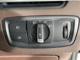 【オートライト(AUTO)】外の明るさをシステムが感知して、自動でヘッドライトが点灯します!ヘッドライトをつけ忘れを防ぐ便利機能です。