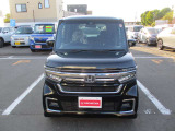 ご覧のお車は現在当店中古車展示場にて展示中です!