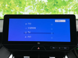 高精細なディスプレイが、運転をより快適にします。ナビゲーションや車両情報がひと目で確認できるので、安全運転をサポートします。