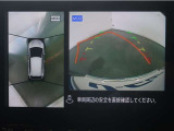 パノラミックビューモニター付きです。車両を上から見た様な映像を画面に表示。運転席からの目視だけでは見にくい、車両周辺の状況をリアルタイムでしっかり確認出来ます。