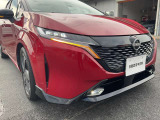 対向車がいてもハイビームを維持できるアダプティブLEDヘッドライト。先行車や対向車の有無に応じてハイビームの照射パターンを変化させ、常に視認性の高い状態が維持されます。