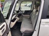 運転席からの眺めは、見やすく情報も整理されています。ステアリング操作やペダルワークもスムーズに行える、優れたドライビングポジションです。