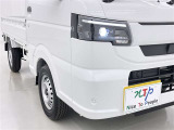 明るいライトが夜道を明るく照らしてくれます。 運転する上で、道路状況をいかに早く認識できるか重要なポイントです。 白色光が暗い道も明るく照らしてくれますよ。