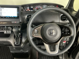 【ハンドル】運転にかかわる様々な操作を安全に行えるように視点移動が少なく操作性に配慮されたスイッチ類が凝縮されたコックピットです。
