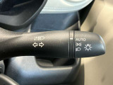 車外の明るさに応じでライトを点灯、消灯してくれるオートライト機能です☆お天気の良い昼間のトンネル走行などオートにしてると便利で安心です☆エンジン停止時にライトの消し忘れも無くなります☆