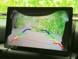 後方確認がしやすいバックモニター。狭い道でも安心して駐車できます。安全運転をサポートする頼もしい機能です。