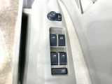 【電動格納ミラー】サイドミラーは電動格納式となっており、狭い駐車場でもキズがつくリスクを抑えられます。