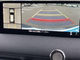 狭い場所での駐車も安心。後方の状況を画面で確認できるため、安全な運転をサポートします。