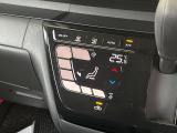 【オートエアコン】一度お好みの温度に設定すれば、車内の温度を検知し風量や温度を自動で調整。暑い&hellip;寒い&hellip;と何度もスイッチ操作をする必要はありません。快適な車内空間には必須の機能ですね♪