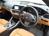 視線の先に自然と情報が集まり必要な操作へスムーズに手が届くBMWならではのコックピット。洗練されたデザインと上質な素材が調和し乗り込んだ瞬間からドライバーの走る歓びを日常に感じる空間です。