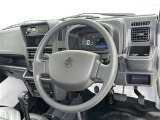 運転席まわりです。 各操作スイッチは使いやすい位置に配置されてます。