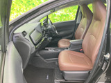 運転しやすい視界と、操作しやすい配置が特徴。快適なドライビングをサポートする、機能的な空間です。
