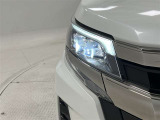 LEDヘッドライトとオートマチックハイビームで夜間走行時の安心感が違います!両側のヘッドライトレンズ表面に剥がれがありますので、御来店時にご確認ください。