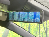 【デジタルインナーミラー】後席の大きな荷物や同乗者で後方が確認しづらい時でも安心!カメラが撮影した車両後方の映像をルームミラー内に表示。クリアな視界で状況の確認が可能です!