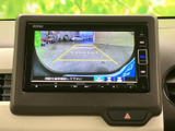 後方確認がスムーズに行えるリアモニター。駐車時の安全性を高めます。狭い場所でも安心して駐車できます。