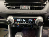 オートエアコン♪お好みの温度に設定するだけで車内を快適空間にしてくれますよ♪