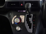 車内を快適に、オートエアコンを装備しています。