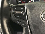 ステアリングスイッチ付きで、運転中に視線を前に向けたまま操作できます。