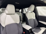 高いホールド性で運転姿勢が安定します。長距離ドライブでも疲れにくいのが魅力です。