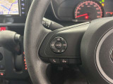 運転中、オーディオの操作をしてて、ハッとしたことはありませんか?ステアリングスイッチは、運転中でもハンドルでオーディオの操作が可能です。安全なドライブをサポートします。