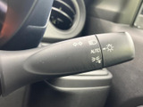 操作しやすい位置に配置されたウインカーレバーです。スムーズな操作で、安全な車線変更をサポートします。