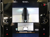 左右のサイドカメラ映像を同時に表示し、車両周囲の死角をしっかりカバー。狭い道や駐車時の接触リスクを減らし、安心して操作できる視界を確保します。