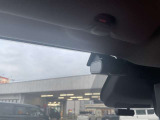 最近では付いてる車も多くなってきました。中古車ではまだまだ付いていればラッキーなドライブレコーダーです♪