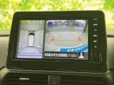 後方の状況をクリアに映し出し、安全な駐車をサポート。ガイドライン表示で、狭い場所でもスムーズな駐車操作をアシストします。