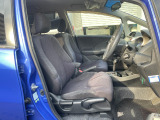 体を包み込む形のシートなので、長時間運転しても疲れません。