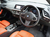 視線の先に自然と情報が集まり必要な操作へスムーズに手が届くBMWならではのコックピット。洗練されたデザインと上質な素材が調和し乗り込んだ瞬間からドライバーの走る歓びを日常に感じる空間です。