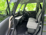 運転席からの視界は広く、運転操作もスムーズに行えます。快適なドライブをサポートする空間です。