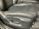 運転席にはドライバーの体型や好みに応じて前後方向だけでなく、高さの調整ができるシートリフターを装備!