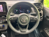 握りやすい形状のステアリングは、長時間の運転でも疲れにくい設計です。オーディオや通話など、様々な操作をステアリングスイッチで直感的に行えます。
