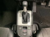 CVT車のセレクトレバーです。低速から高速まで、変速ショックのないスムーズな走りと、エンジン効率のよい領域を維持して燃費にも貢献します。サイドブレーキはスイッチ操作の電子制御パーキングブレーキです。