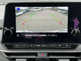 バックビューモニターです。後方画像も大きく表示されますので、車庫入れも安心です。