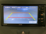 リバースギアに入れるだけで後方の表示へ切り替わります。夜間や雨の日の駐車も楽になりますよ。