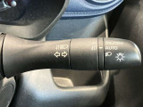 車外の明るさに応じでライトを点灯、消灯してくれるオートライト機能です☆お天気の良い昼間のトンネル走行などオートにしてると便利で安心です☆エンジン停止時にライトの消し忘れも無くなります☆