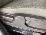 手動のレバーを使って、シートの高さや背もたれの角度を変えることができます。